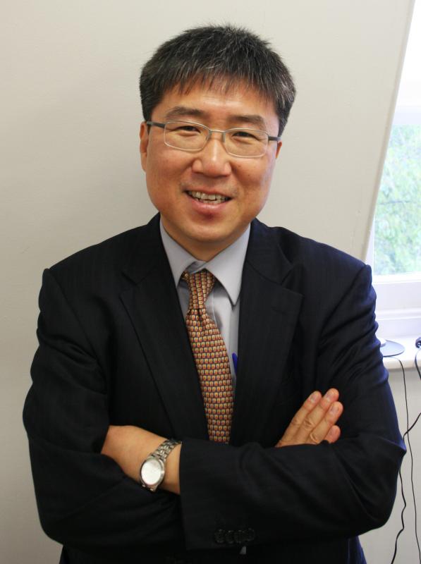 https://upload.wikimedia.org/wikipedia/commons/3/3a/Ha-Joon_Chang_profile.jpg