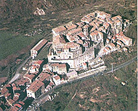 Vista aérea del pueblo de Bomarzo, con el Palazzo Orsini en lo alto