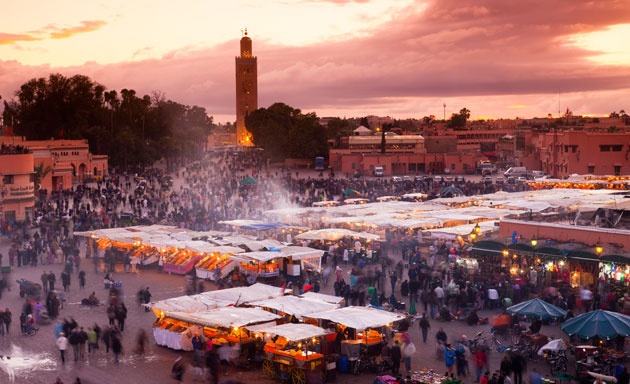 Plaza Jemaa el-Fnaa, lugar de encantadores de serpientes, narradores de historias, vendedores ambulantes, músicos, curanderos, bailarines...