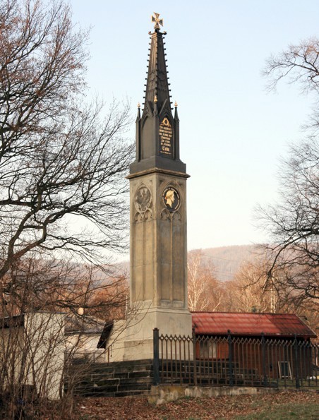 Monumento neogótico a los que murieron en la batalla de Kulm