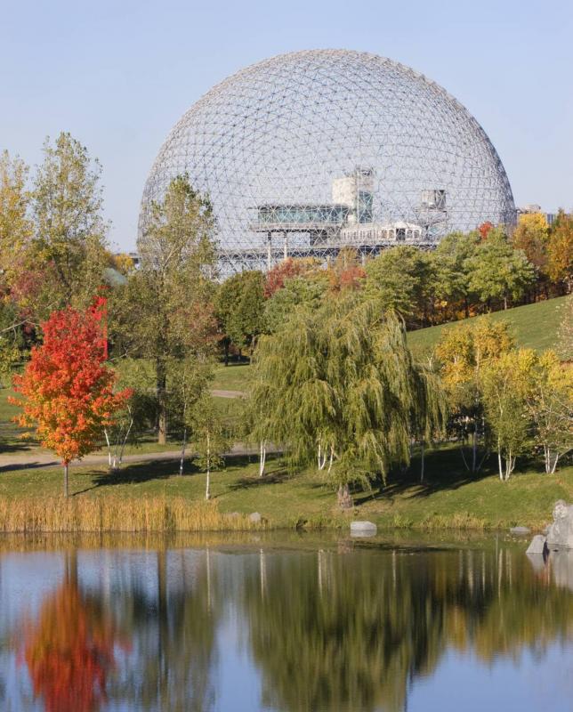 La Biosfera de Montreal, creada por Buckminster Fuller en 1967, fue el pabellón estadounidense para la Exposición Mundial. 