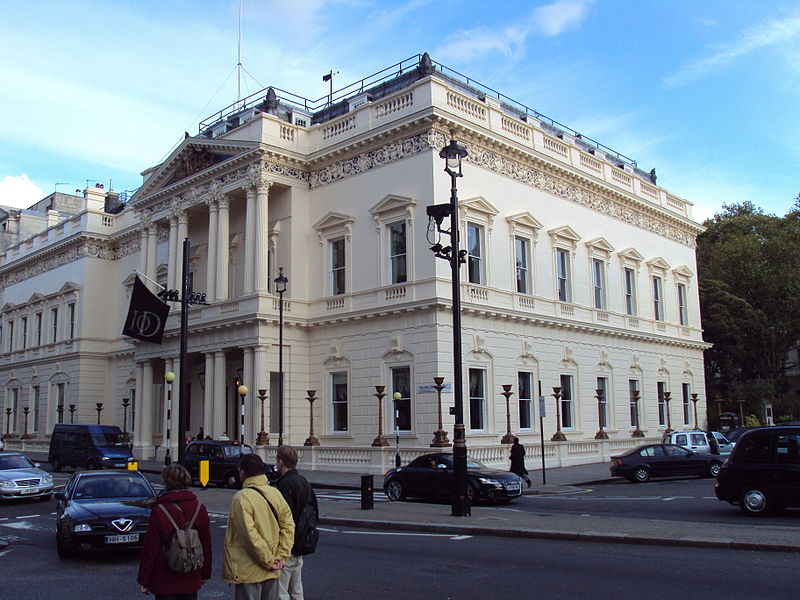 Foto de las fachadas principal y lateral del edificio