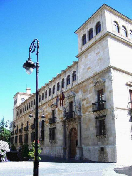 Palacio de los Guzmanes (León), fachada principal