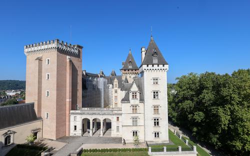 https://www.videoguidenouvelleaquitaine.fr/destinations/432/pau-chateau-et-centre-historique/le-chateau-aux-origines-de-la-ville