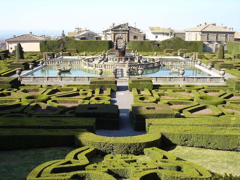 Villa Lante: Parterre principal con la Fuente Mora en el centro de la alberca y delimitado por compartimentos que han sido modificados a lo largo del tiempo. Actualmente, aparecen plantados de manera barroca, pequeños setos de boj que forman figuras geométricas. 

