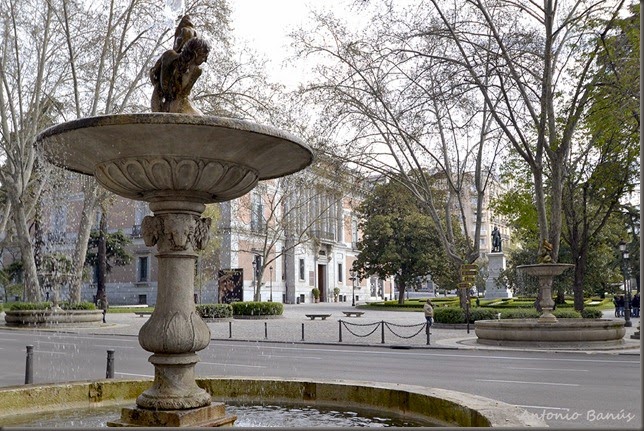 Dos de las fuentes diseñadas por el arquitecto frente al Museo del Prado