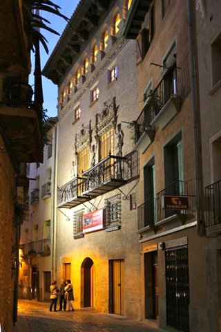 Casa del Almirante, Visión nocturna de la fachada exterior . Imagen extraída de la Web oficial de la escuela de música de Tudela, con sede en la casa del Almirante: http://www.castelruiz.es