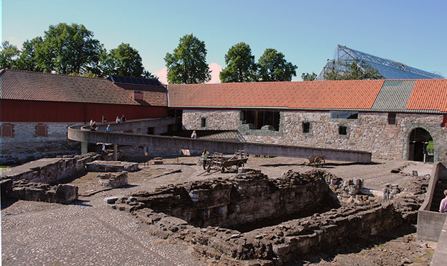 Patio exterior del conjunto  en el que se aprecia la ruina de la primitiva granja