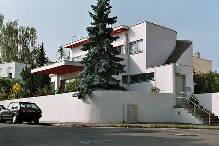 https://www.urbipedia.org/hoja/Archivo:Weissenhof_photo_house_Hans_Scharoun_east_side_Stuttgart_Germany_2005-10-08.jpg
