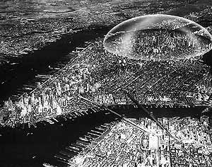 Proyecto de Buckminster Fuller, presentado en el MoMA en 1960, para cubrir medio Manhattan con una cúpula que permitiría regular las condiciones climáticas y ahorrar gran cantidad de energía.