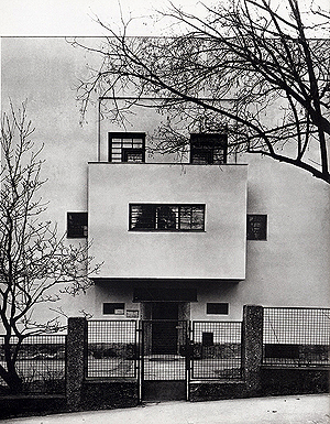 Vista de la fachada a la calle. 1930
