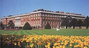 El Hampton Court es un palacio inglés situado en el Gran Londres en el municipio de Richmond upon Thames, próximo del río Támesis, a unos 20 km del centro Londres